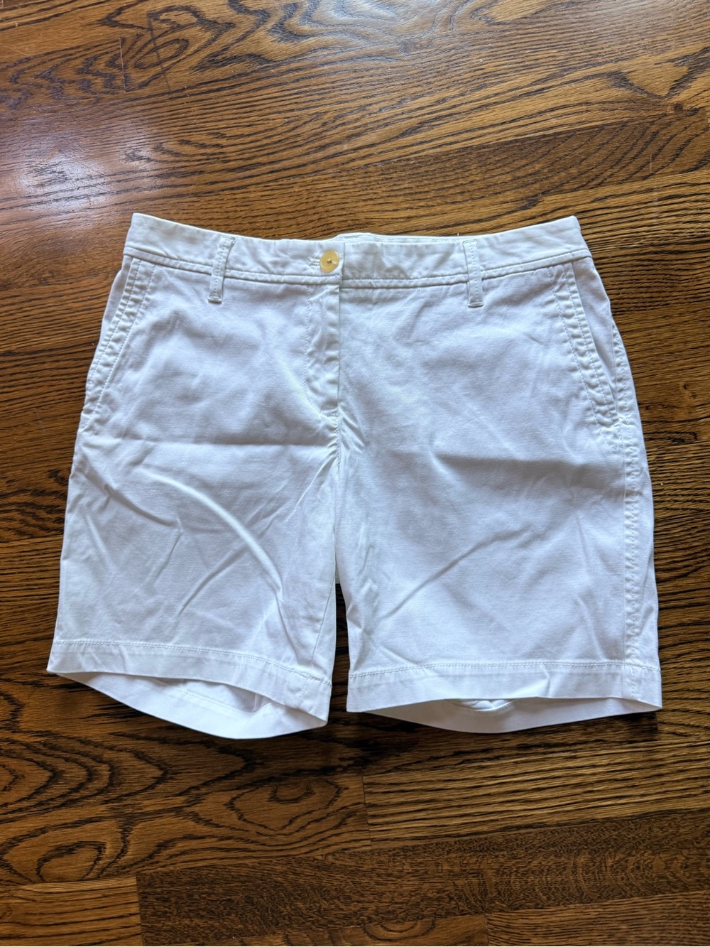 Talbots Relaxed Chino Shorts size 4 White. Zip front. 7” inseam EUC Pockets